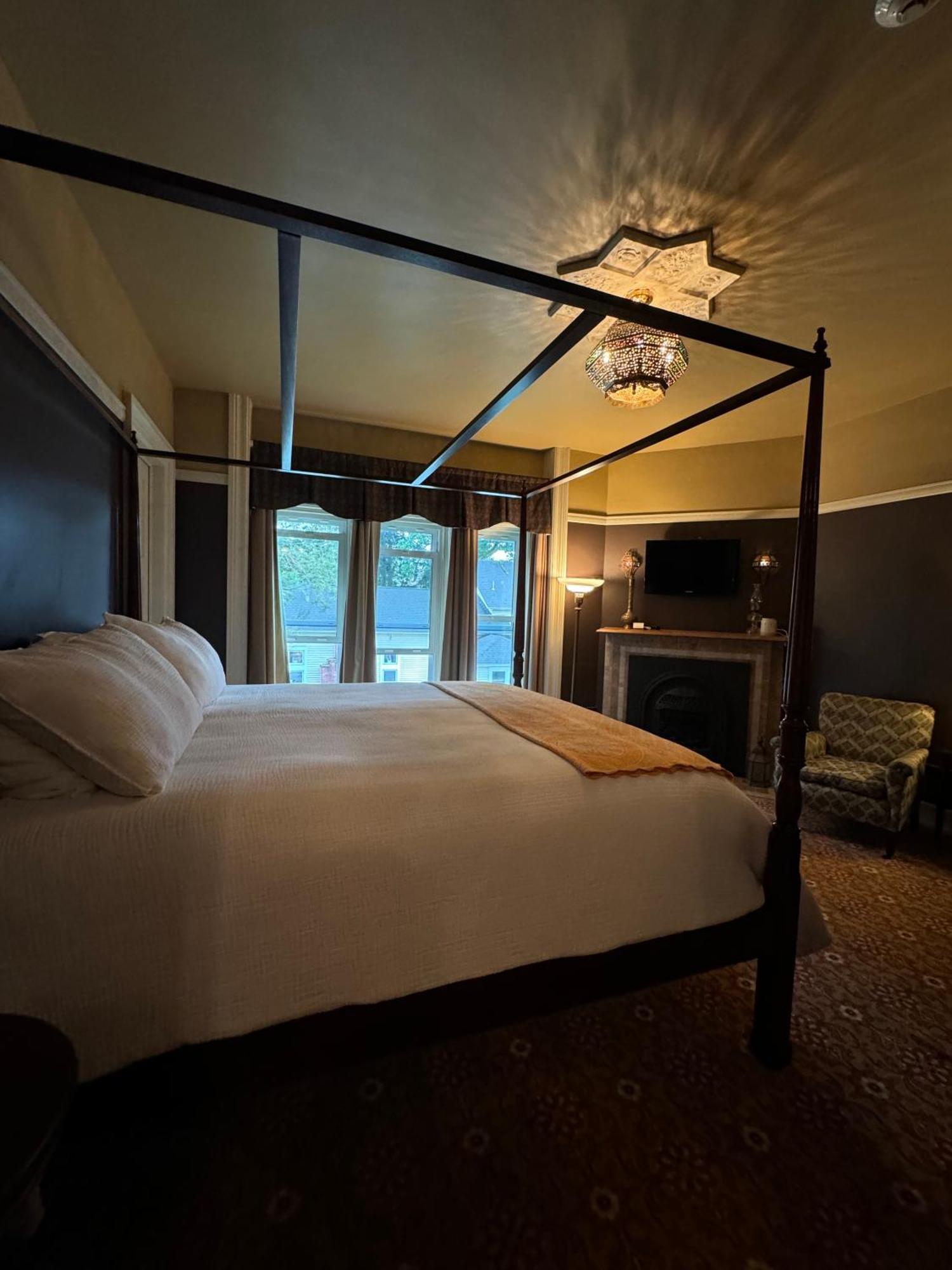 The Edwards Waterhouse Inn Fredonia Ngoại thất bức ảnh